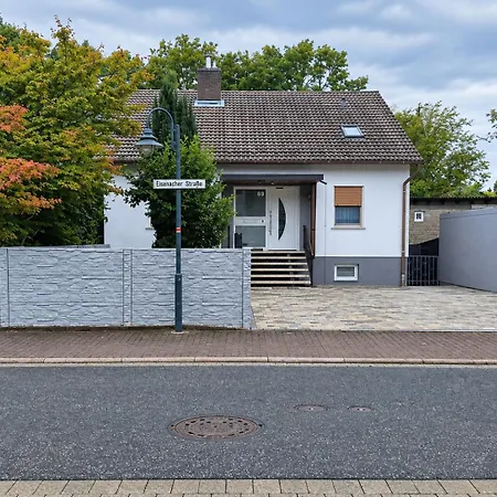 Grosses 3-zimmer-apartment Mit 6 Betten & Balkon *